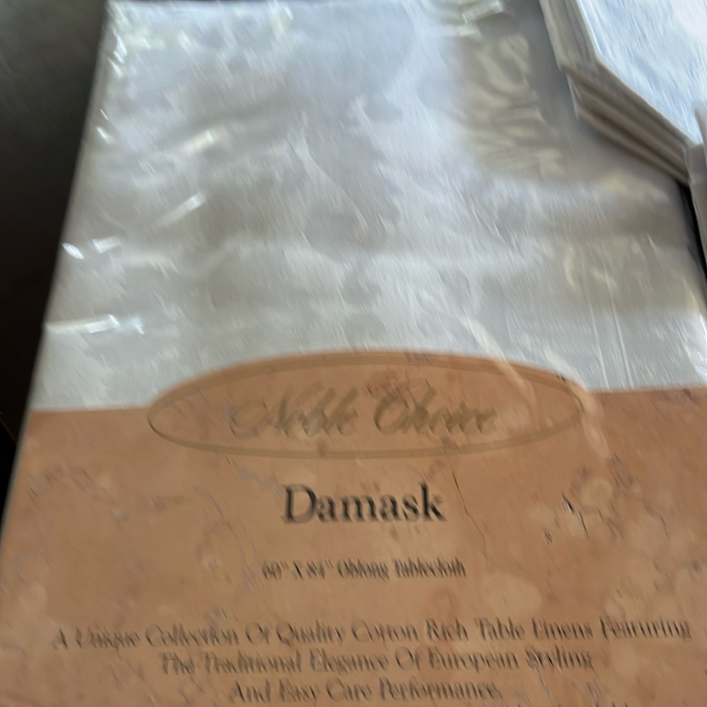 Damask tablecloth. 6 napkins and placemats. Never used.